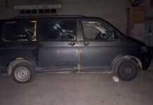 Разбили бус и избили военнослужащих: в Луцке 30 человек напали на ТЦК (видео)