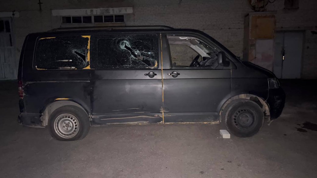 Разбили бус и избили военнослужащих: в Луцке 30 человек напали на ТЦК (видео)