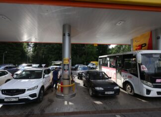 «Бензина нет»: россияне снова жалуются на дефицит, заправки пустые даже в Москве