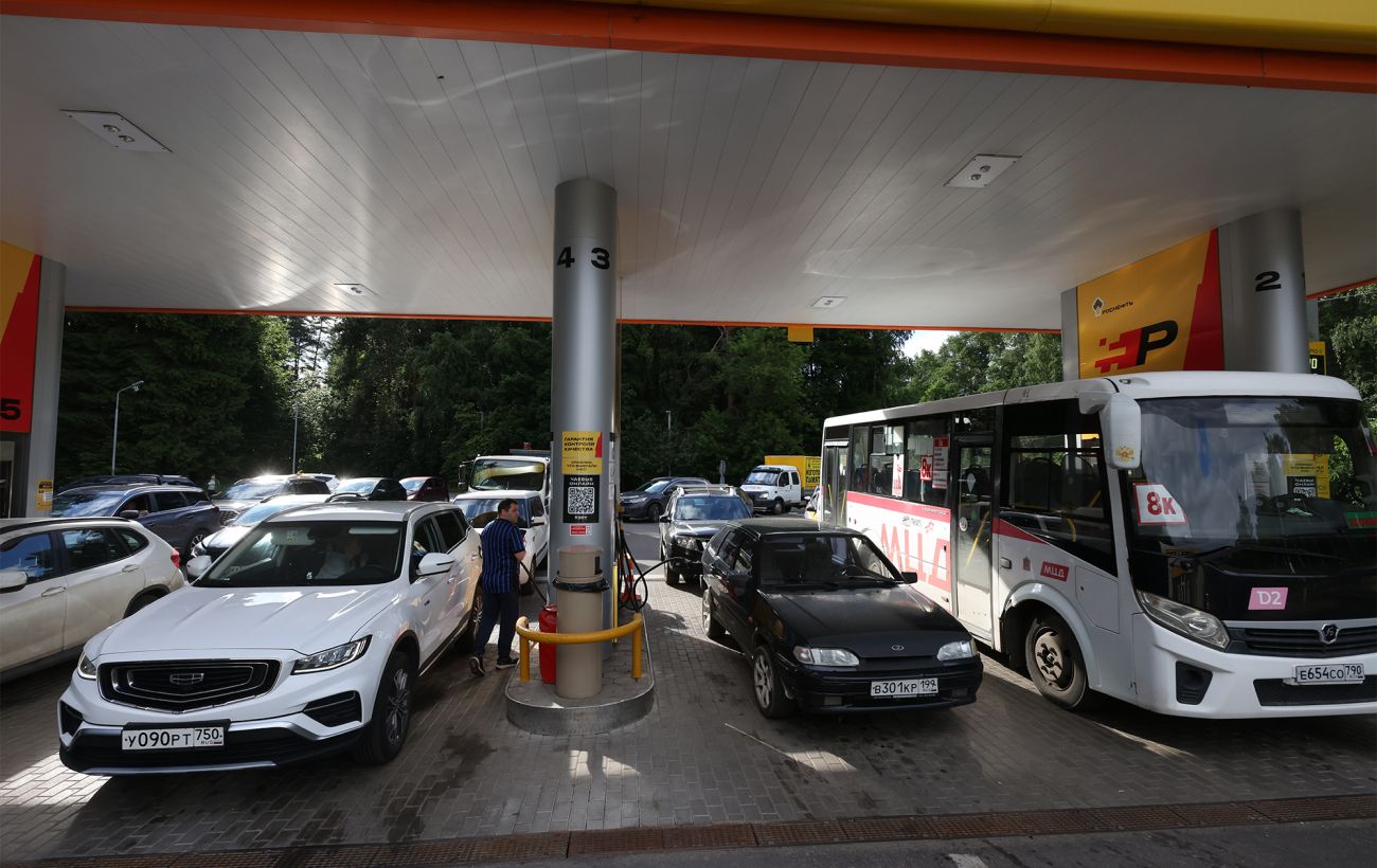 «Бензина нет»: россияне снова жалуются на дефицит, заправки пустые даже в Москве