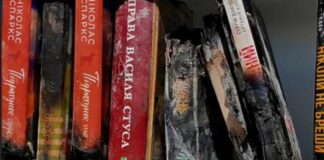 «Полица Несожженных»: в Харькове показали уцелевшие книги после удара по составу «Утра»