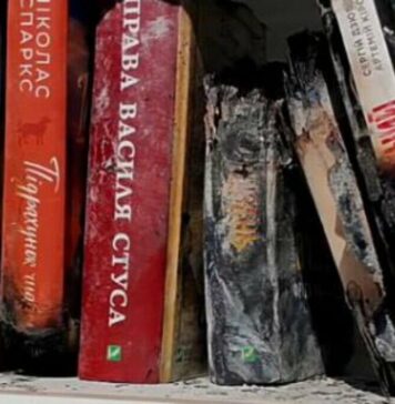«Полица Несожженных»: в Харькове показали уцелевшие книги после удара по составу «Утра»