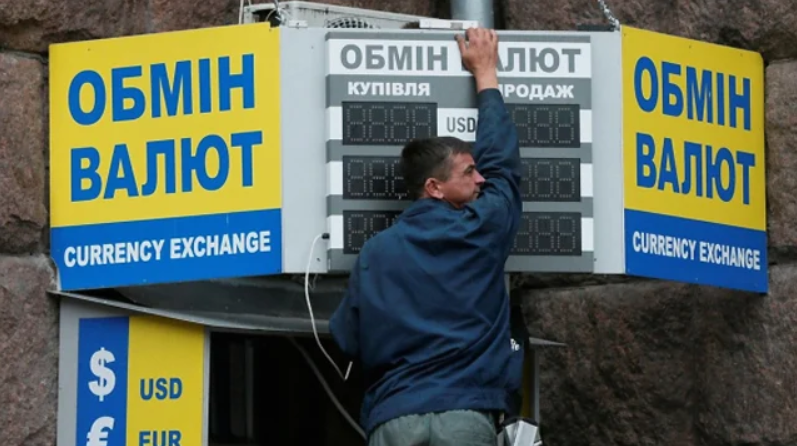 Доллар и евро пошли вниз: что показали обменные пункты и межбанковский рынок сегодня