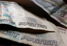 Россияне массово выводят деньги из страны: в разведке раскрыли, чего они боятся