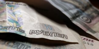 Россияне массово выводят деньги из страны: в разведке раскрыли, чего они боятся
