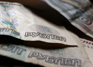 Россияне массово выводят деньги из страны: в разведке раскрыли, чего они боятся
