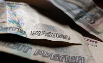 Россияне массово выводят деньги из страны: в разведке раскрыли, чего они боятся