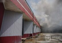 Рашисты сожгли украинские учебники: в Харькове после удара дронами пылает состав издательства