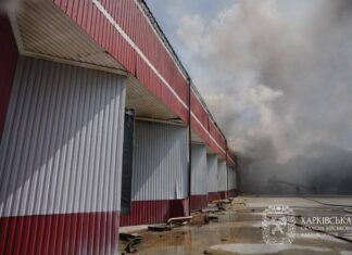 Рашисты сожгли украинские учебники: в Харькове после удара дронами пылает состав издательства