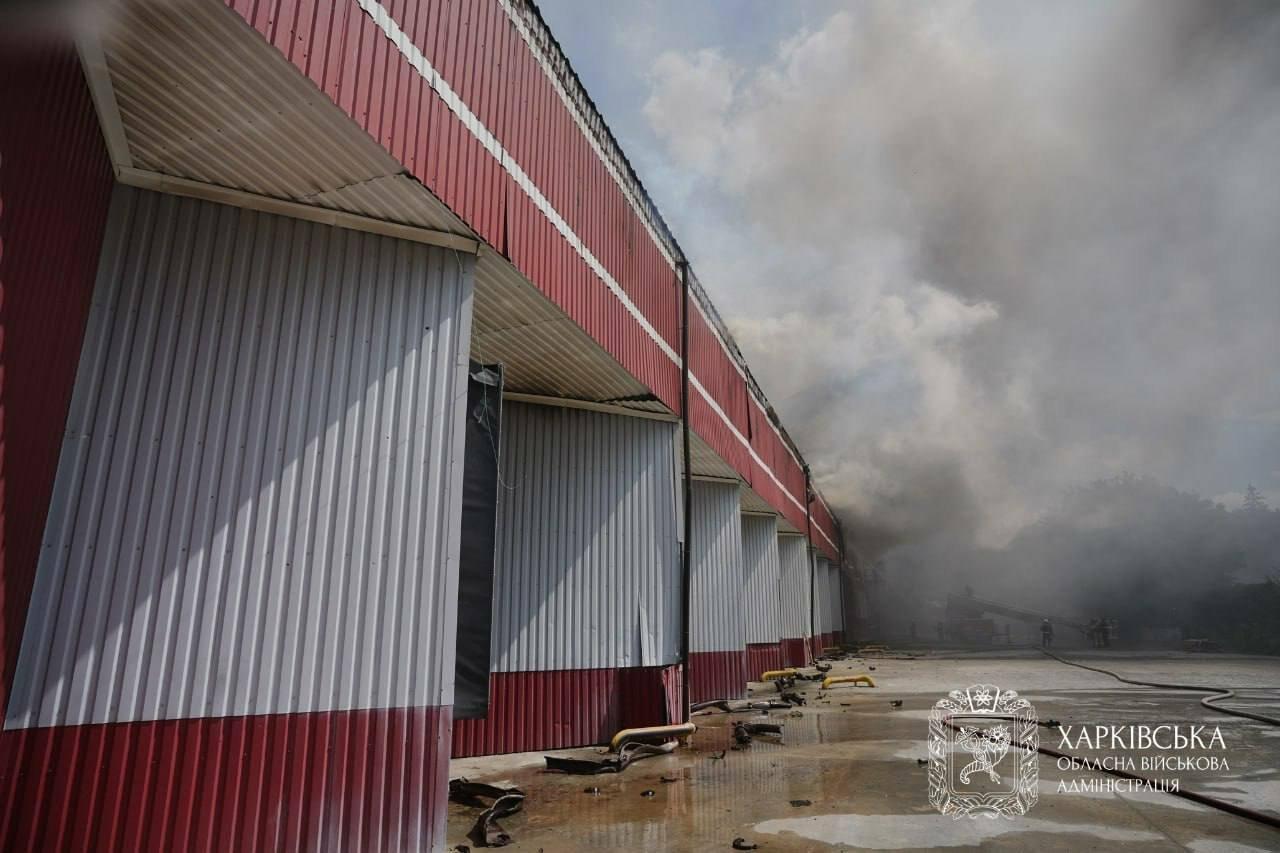 Рашисты сожгли украинские учебники: в Харькове после удара дронами пылает состав издательства