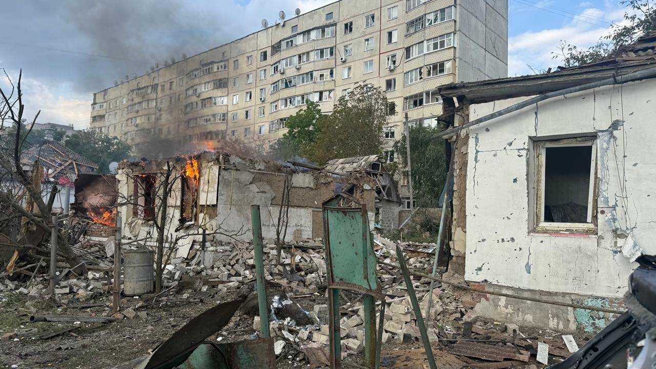 Повторный удар по жилым домам: решисты дважды атаковали Балаклею ракетами, есть пострадавшие