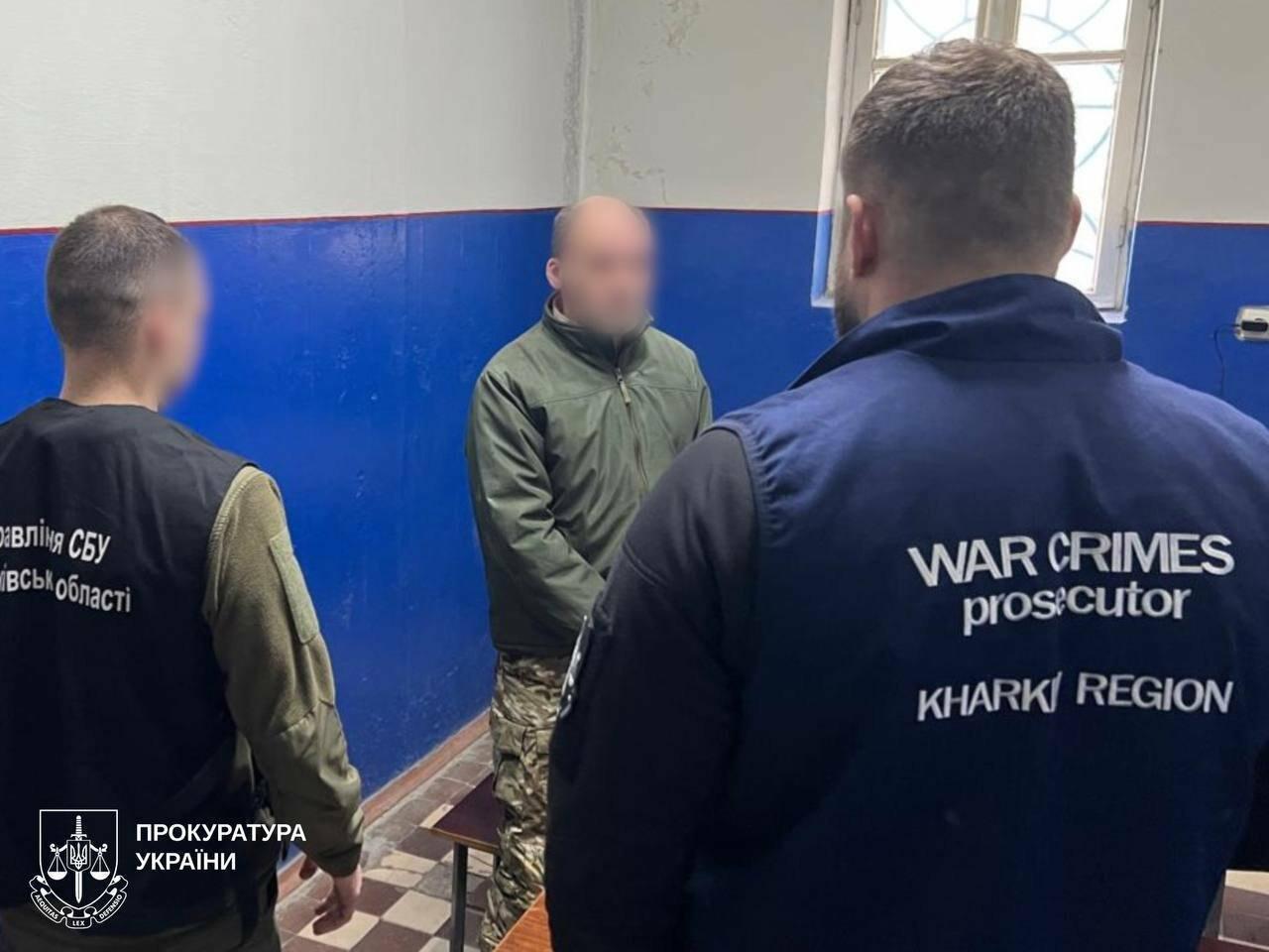 «Расправлюсь с вами»: российский военный захватил женщину в заложнице и угрожал убийством в Харьковской области