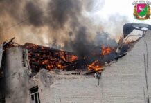Повторный удар по бизнес-центру на Харьковщине: россияне попали среди жилой застройки, тяжело ранены