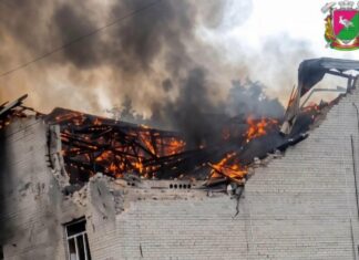 Повторный удар по бизнес-центру на Харьковщине: россияне попали среди жилой застройки, тяжело ранены