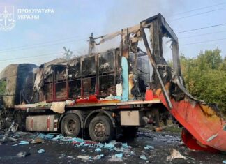 Враг ударил по почтовой машине в Харьковской области: грузовик загорелся, водитель пострадал