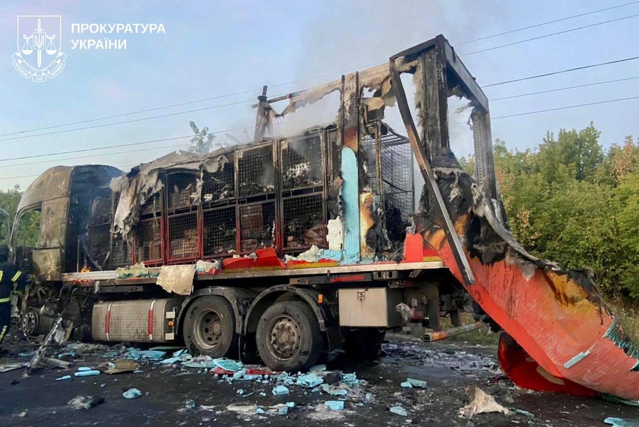 Враг ударил по почтовой машине в Харьковской области: грузовик загорелся, водитель пострадал