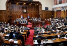 В Косово премьера забросали яйцами прямо во время заседания парламента (видео)
