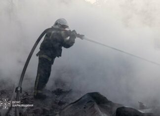 В Харькове во время тушения пожара на «прилете» пострадал спасатель, — ФОТО