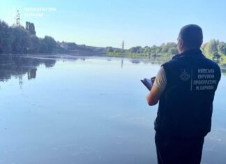 Свободный ли доступ к воде? Нет, не слыхали. В Харькове перегородили вход в водоем