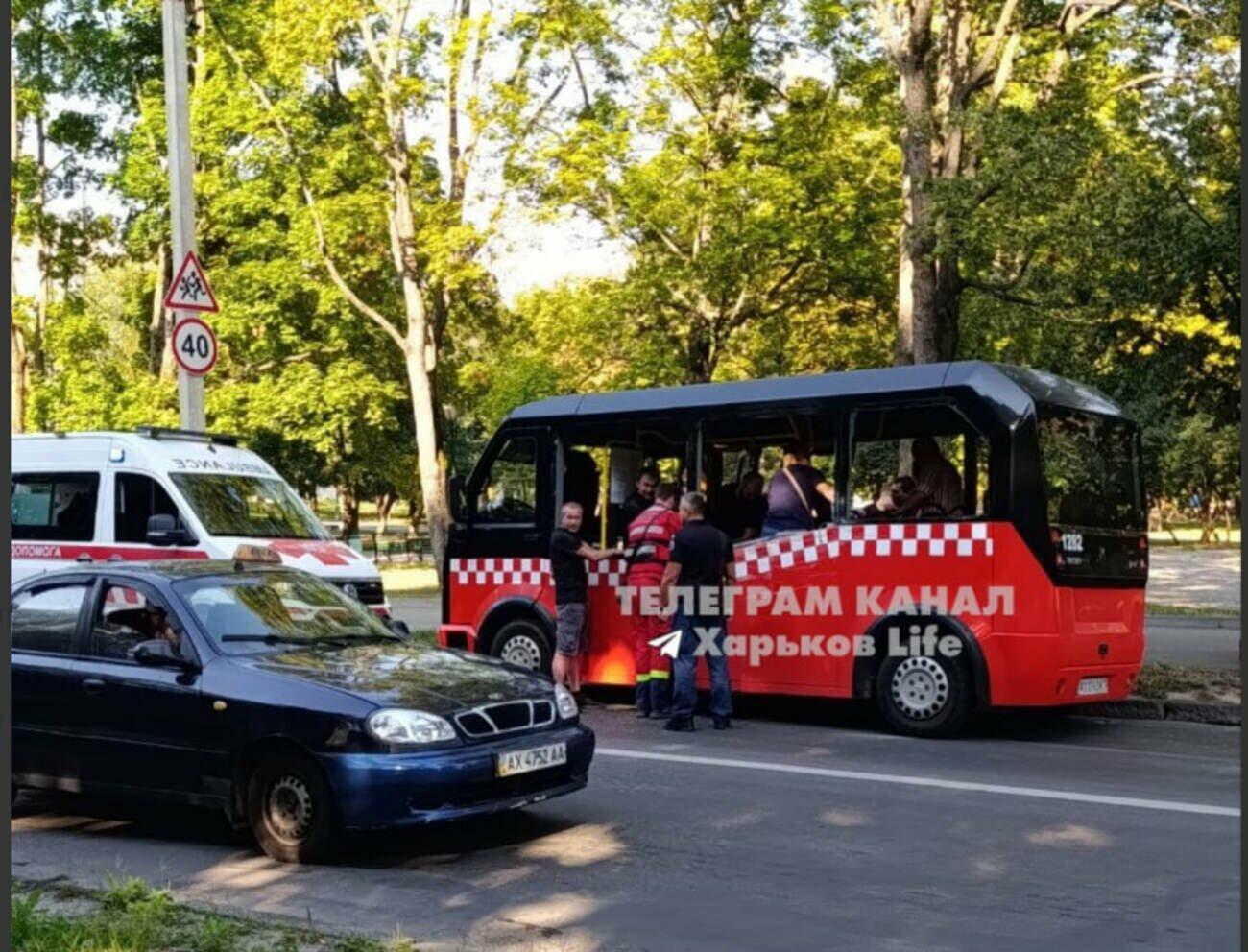 В Харькове в ДТП попал городской автобус: пострадали 11 человек