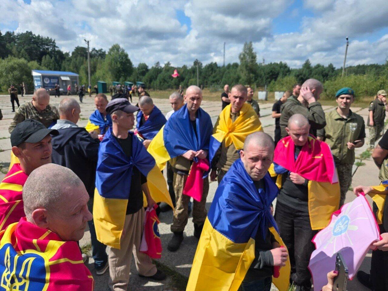 Дома: 103 защитника Украины вернулись из-за обмена