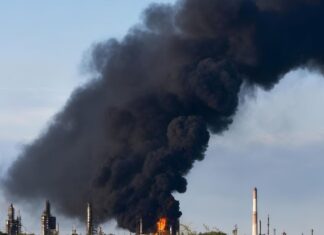 Силы обороны ударили по большому НПЗ в 800 км от границы