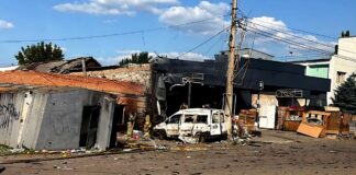 Россияне ударили дроном по почте в Краматорске, есть погибший и раненые