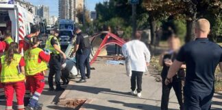 В Киеве автомобиль на скорости влетел в остановку с людьми, есть погибшие и травмированные (фото)