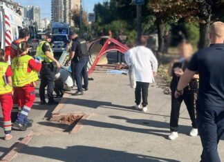 В Киеве автомобиль на скорости влетел в остановку с людьми, есть погибшие и травмированные (фото)