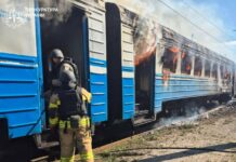 Первый вагон выгорел дотла: что известно об атаке россиян на поезд на Харьковщине, — ФОТО