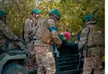 Под вражескими дронами: пограничники эвакуировали пожилую женщину из «серой зоны» в Харьковской области