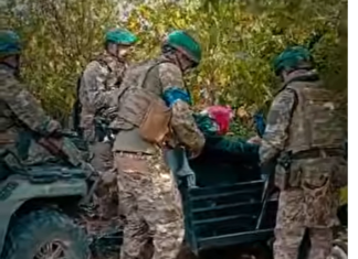Под вражескими дронами: пограничники эвакуировали пожилую женщину из «серой зоны» в Харьковской области