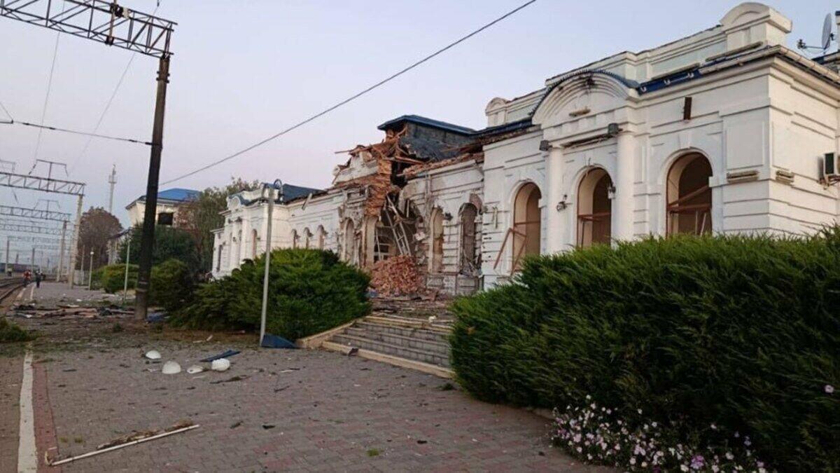 Удар по вокзалу и отмена поездов в Харьковской области: что известно