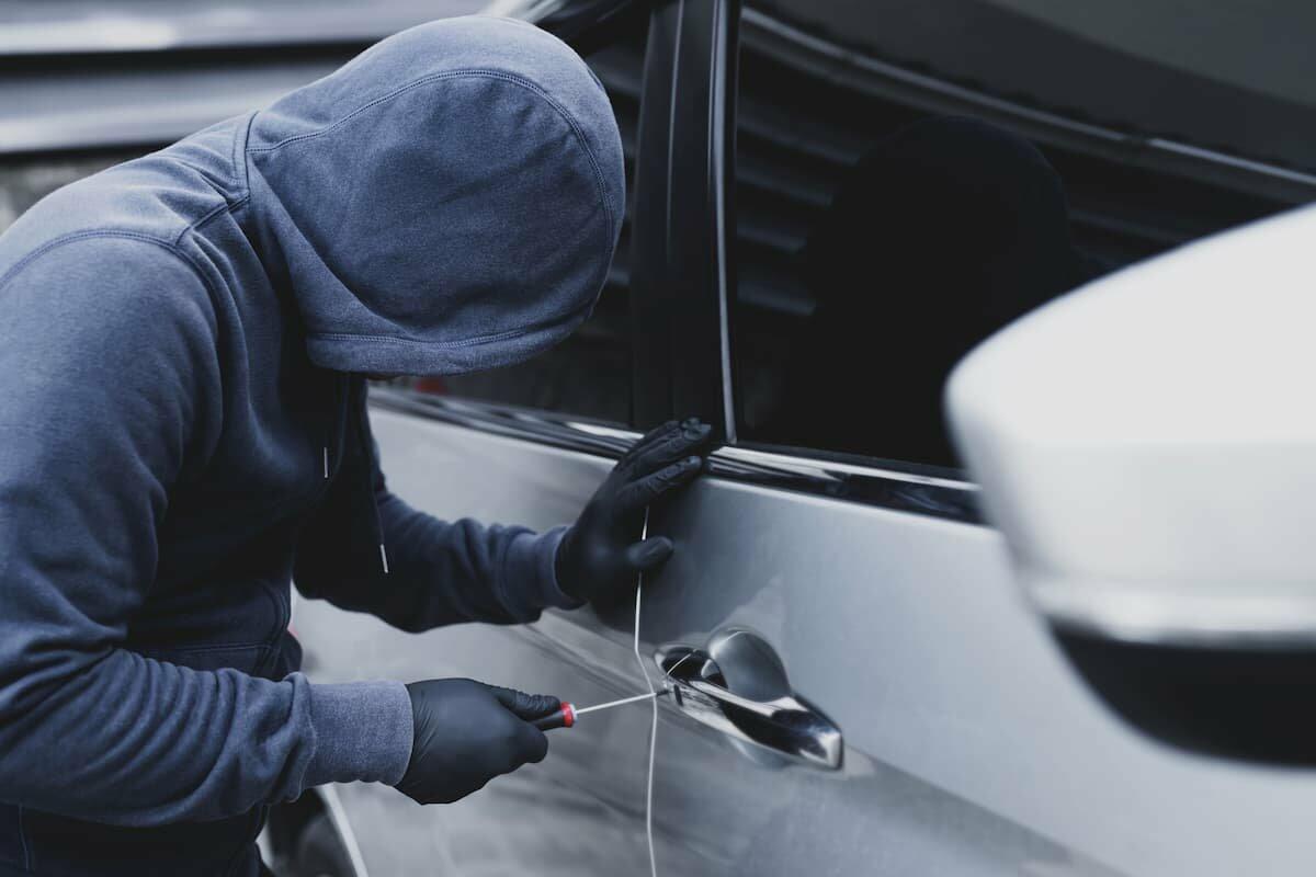 Серия краж в Харькове: мужчина обворовывал автомобили, а дома хранил гранаты и патроны