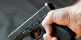 В Харькове мужчина стрелял из окна многоэтажки