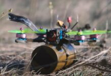 Услышал дрон и присел у остановки: на Харьковщине FPV попал в мужчину