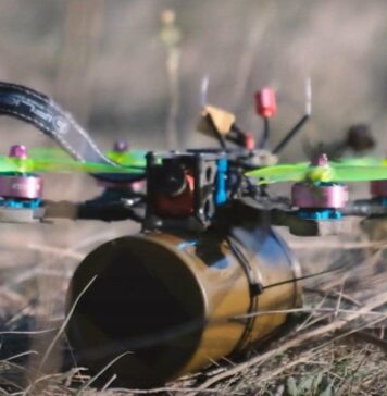 Услышал дрон и присел у остановки: на Харьковщине FPV попал в мужчину