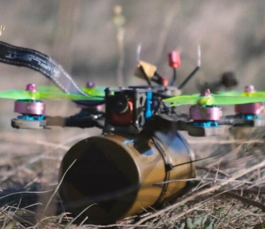 Услышал дрон и присел у остановки: на Харьковщине FPV попал в мужчину