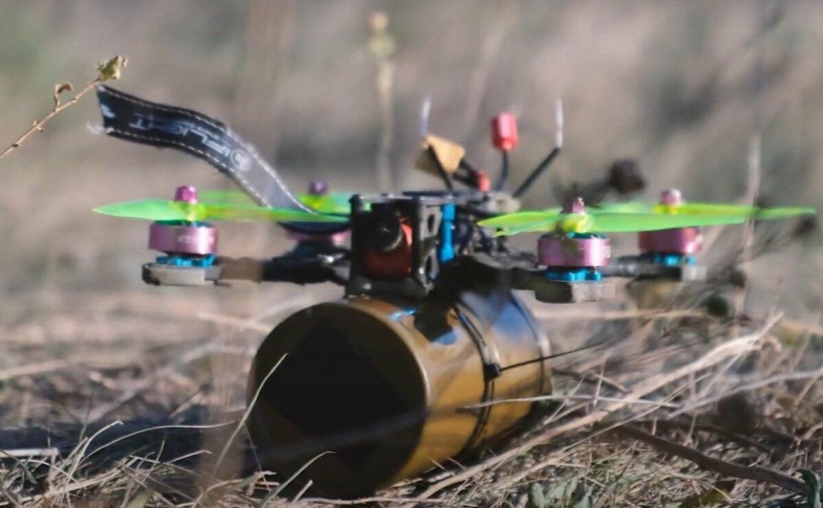 Услышал дрон и присел у остановки: на Харьковщине FPV попал в мужчину