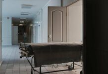 Пока пациентка боролась за жизнь: в харьковской реанимации работница обворовала женщину в состоянии клинической смерти