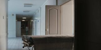 Пока пациентка боролась за жизнь: в харьковской реанимации работница обворовала женщину в состоянии клинической смерти