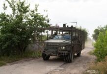 Пряталась в подвалах после гибели матери: из горящего Купянска эвакуировали гражданскую женщину