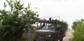Пряталась в подвалах после гибели матери: из горящего Купянска эвакуировали гражданскую женщину