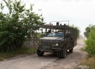 Пряталась в подвалах после гибели матери: из горящего Купянска эвакуировали гражданскую женщину