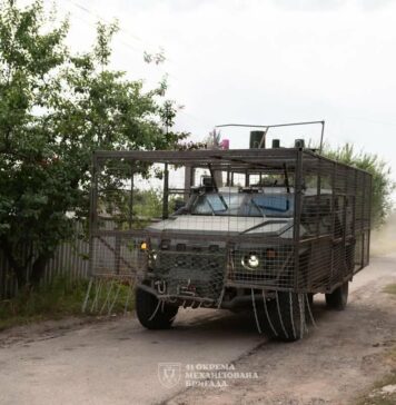Пряталась в подвалах после гибели матери: из горящего Купянска эвакуировали гражданскую женщину