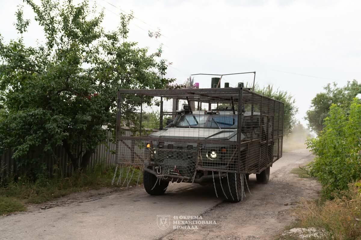 Пряталась в подвалах после гибели матери: из горящего Купянска эвакуировали гражданскую женщину