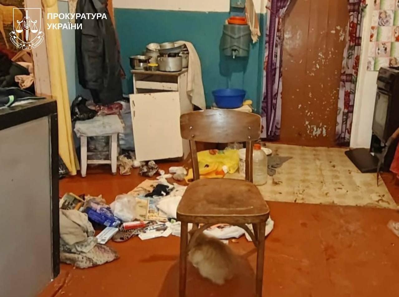 Избил, связал и вынес даже домашние закрутки: в Харьковской области пожилая женщина пережила 10 часов ужаса из-за «долга»