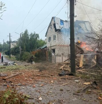 Более 10 КАБ в час: россияне массированно бьют по Изюму, 9 человек пострадали