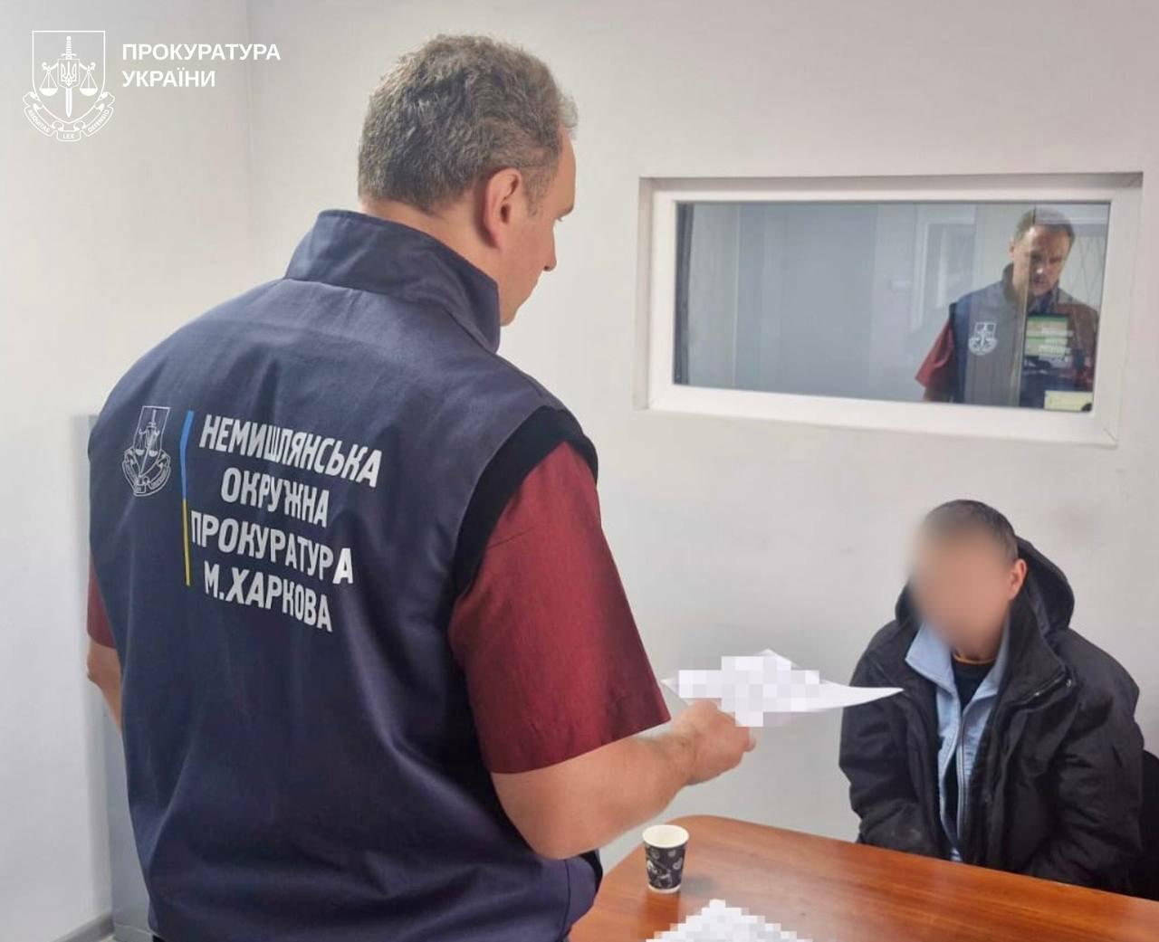 Ножницы в живот, чем в лицо: в Харькове мужчина устроил кровавую атаку на знакомых
