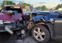 Автомобиль вылетел на встречку и врезался в ВАЗ на Харьковщине: один из пассажиров получил тяжелые травмы